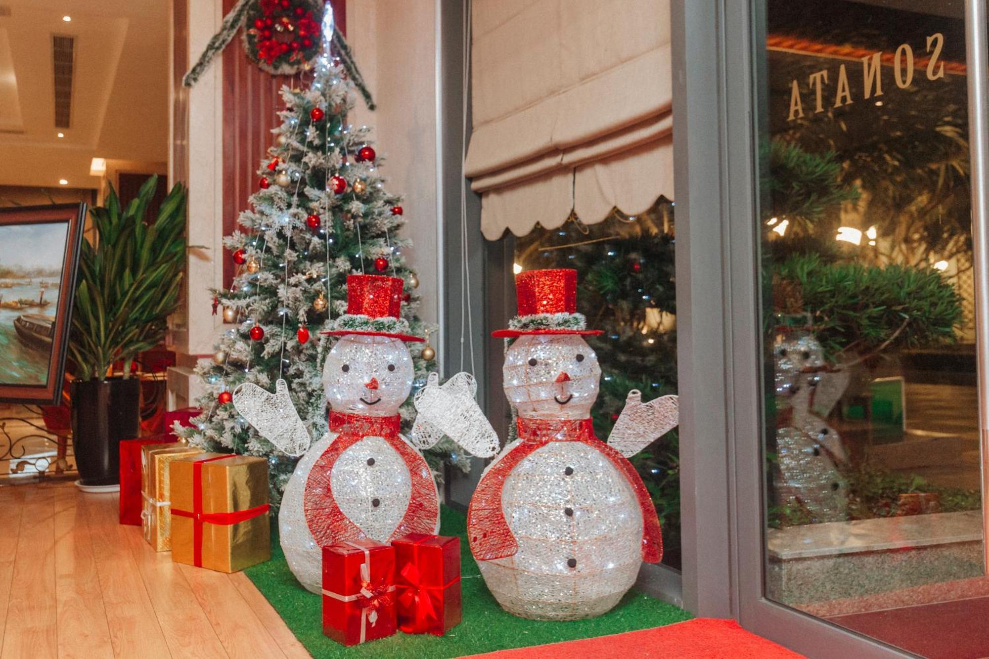 Dlg Hotel Danang Exterior foto Snowmen in a shop window