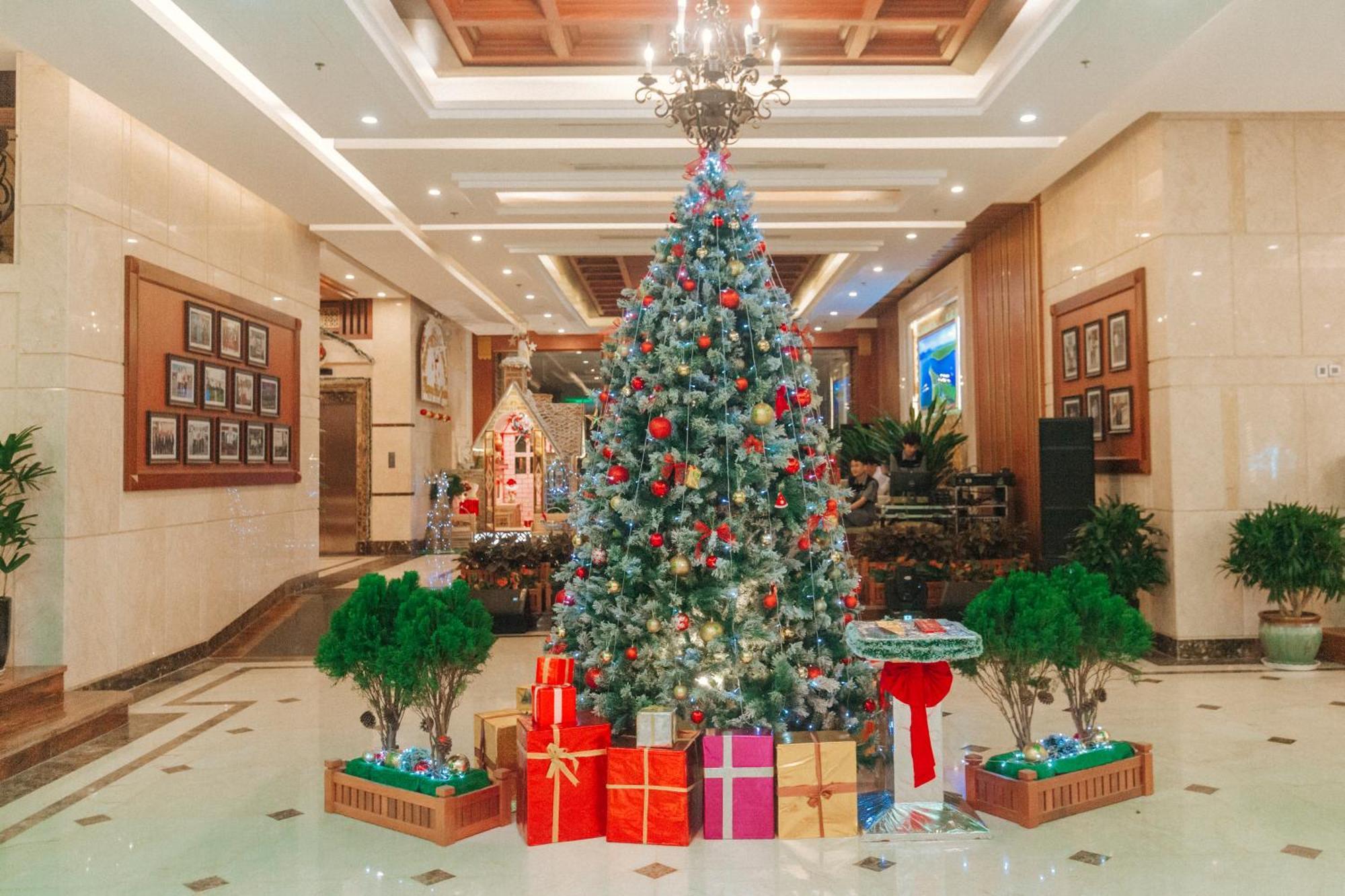Dlg Hotel Danang Exterior foto Christmas tree at the lobby of a hotel in China