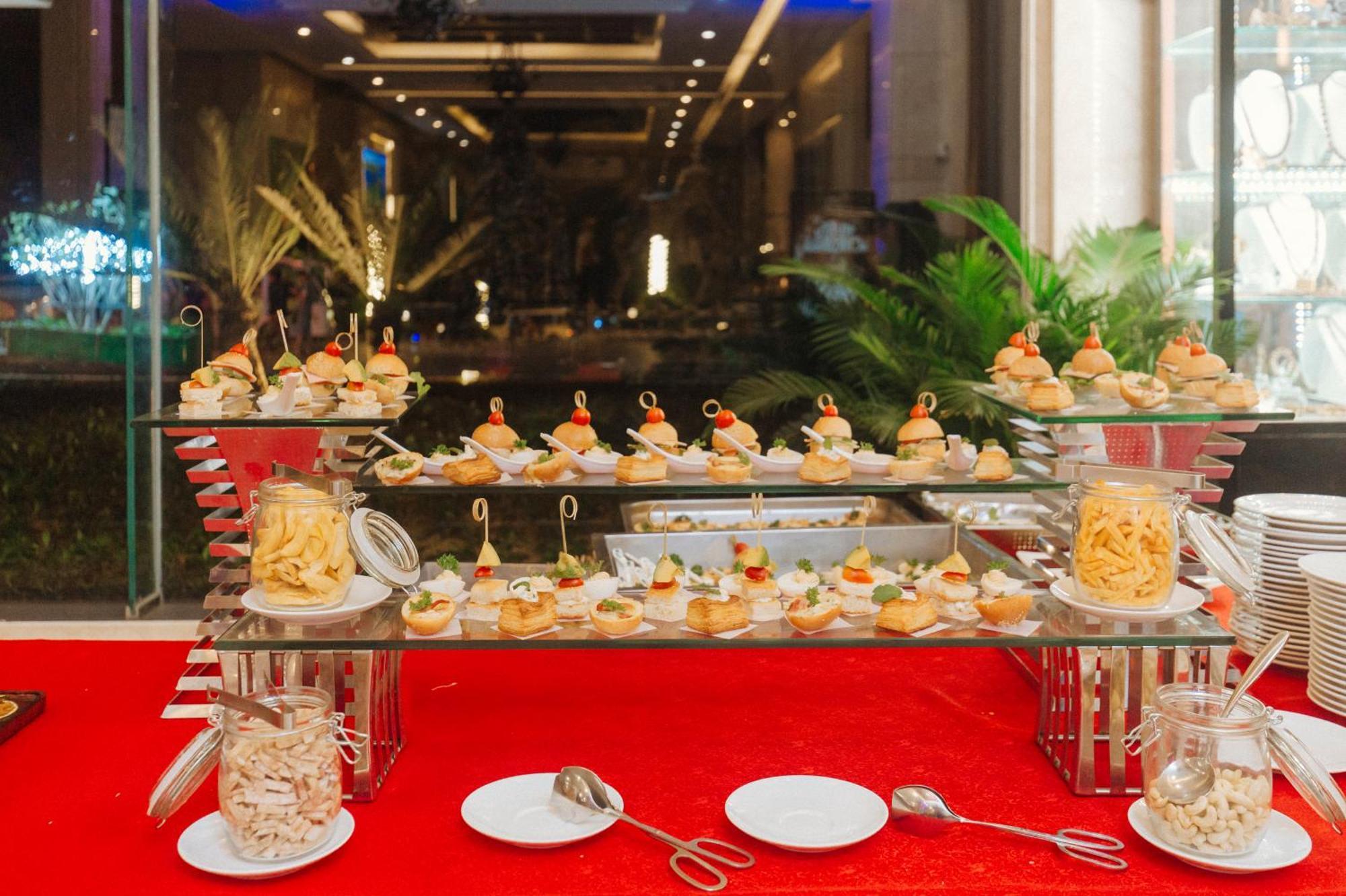 Dlg Hotel Danang Exterior foto A buffet table with hors d'oeuvres