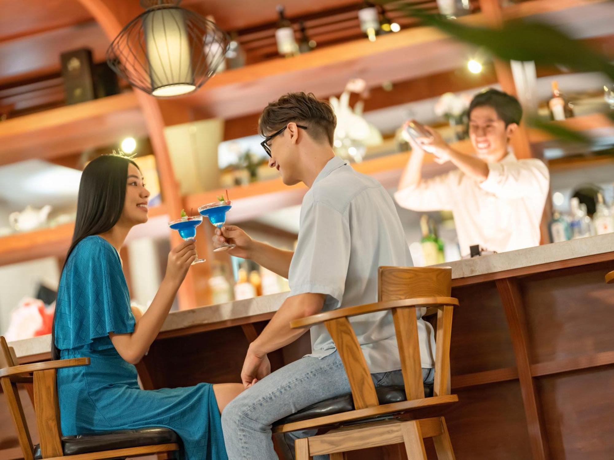 Dlg Hotel Danang Exterior foto A couple drinking coffee