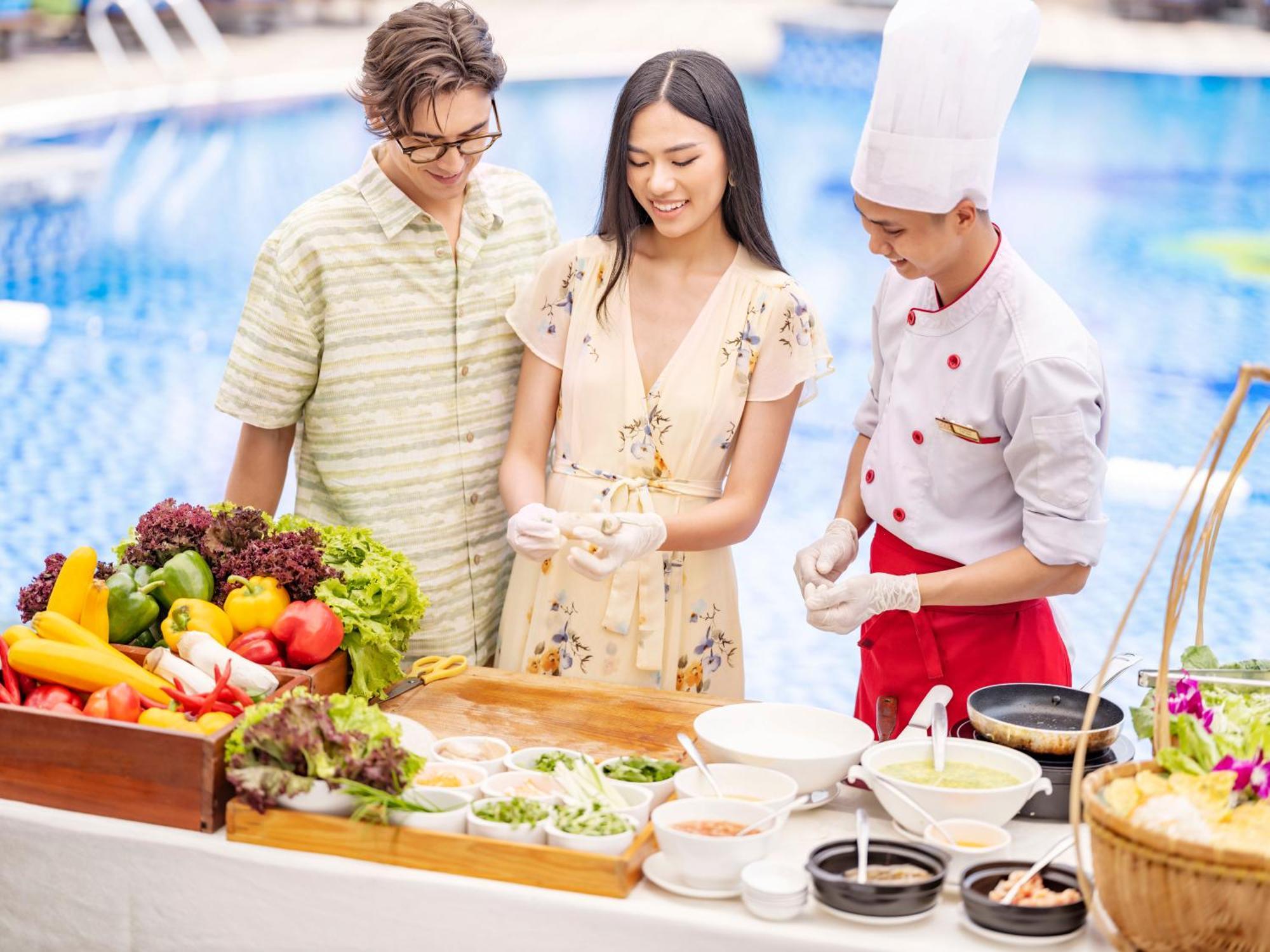 Dlg Hotel Danang Exterior foto Cooking class at the poolside