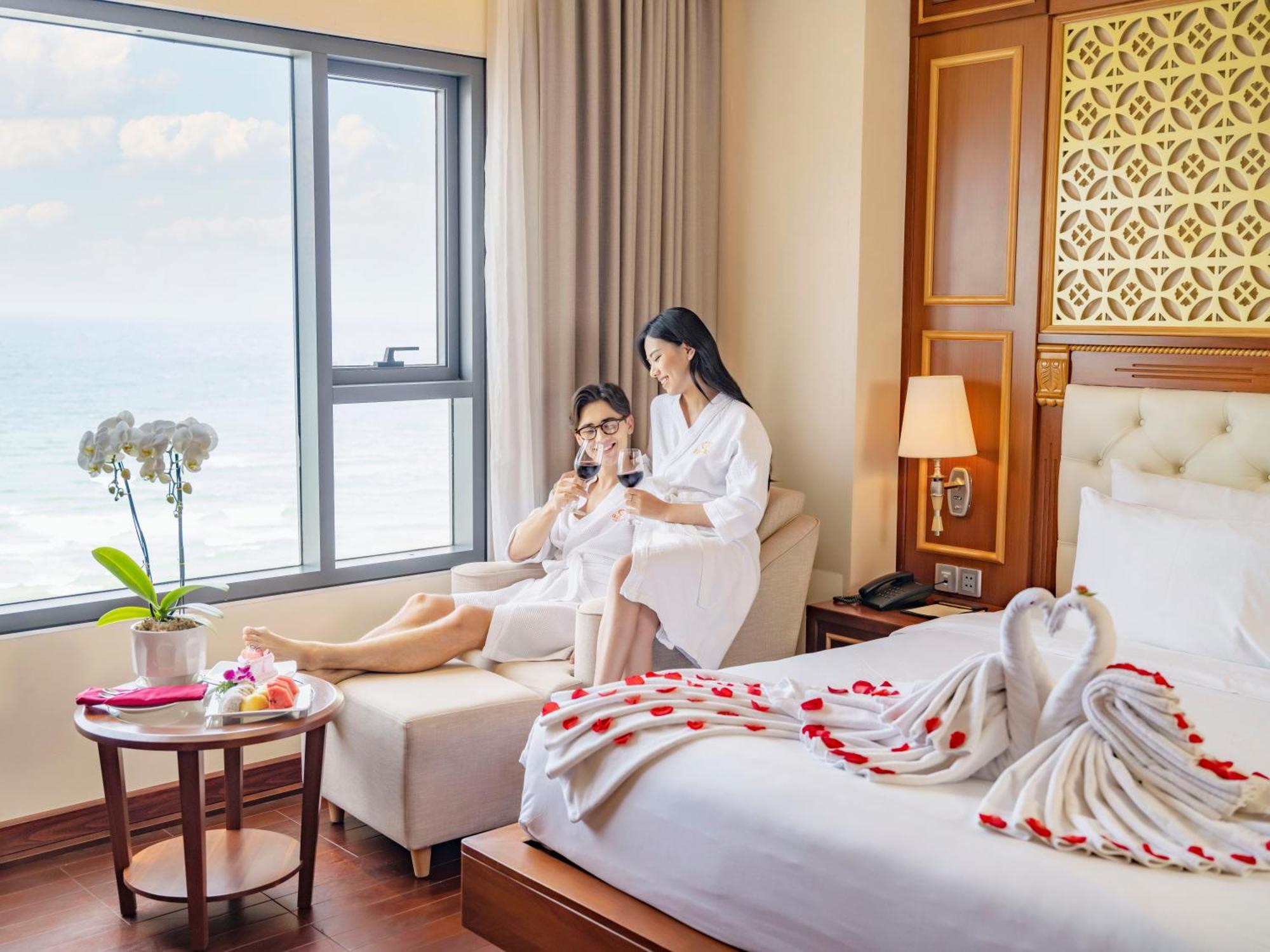 Dlg Hotel Danang Exterior foto A couple in a hotel room
