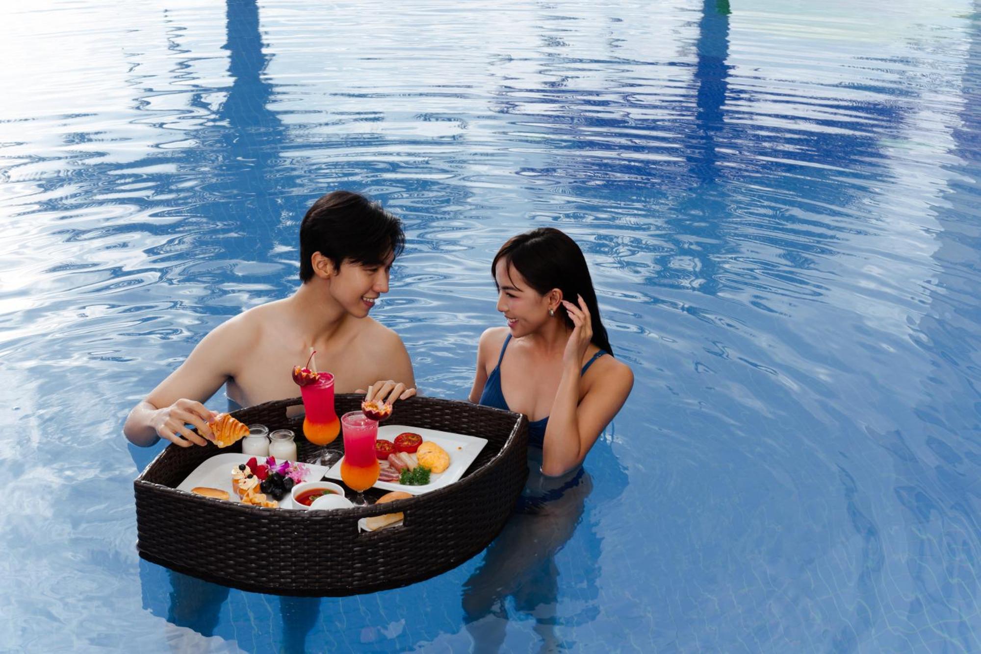 Dlg Hotel Danang Exterior foto Floating breakfast at The Royal