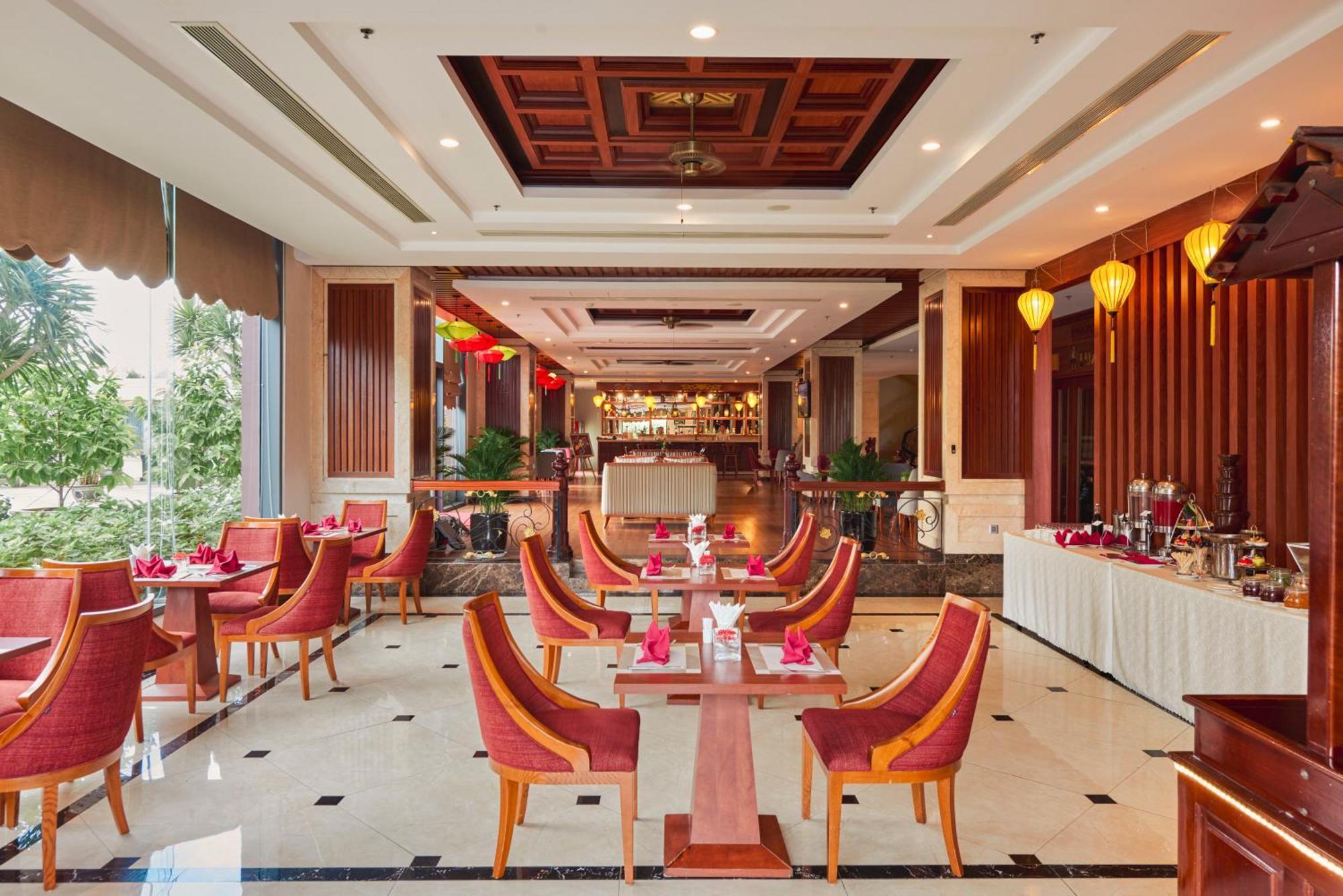 Dlg Hotel Danang Exterior foto The restaurant at the hotel