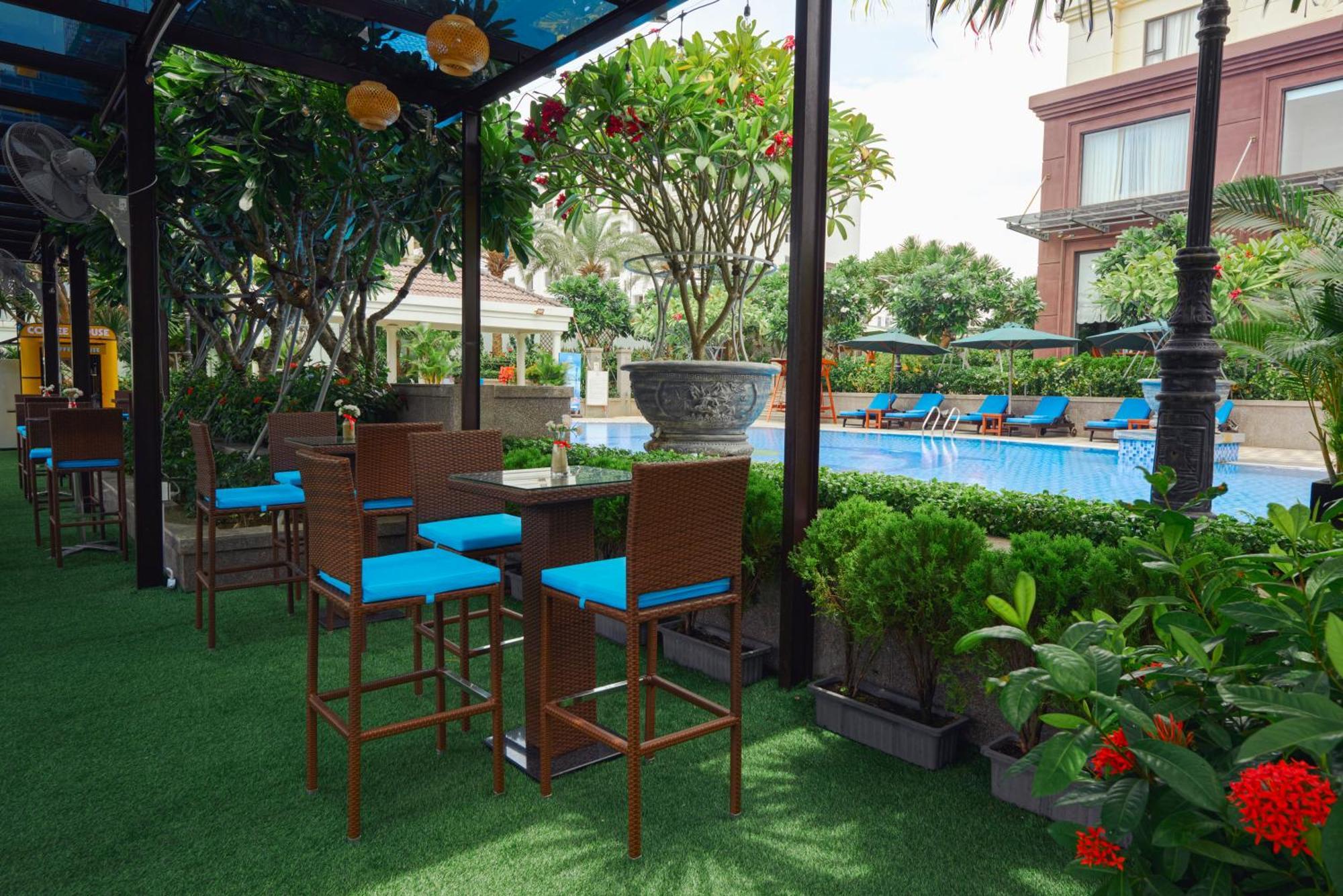 Dlg Hotel Danang Exterior foto The pool at the hotel